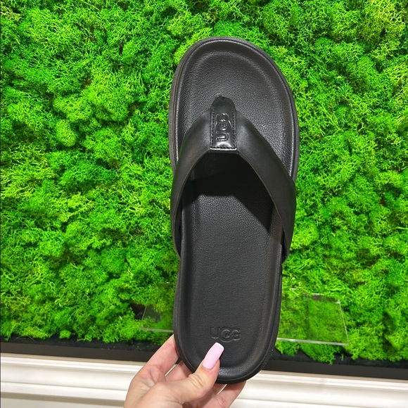 UGG Men's Capitola Leather Flip Flop - Picture 10 of 12